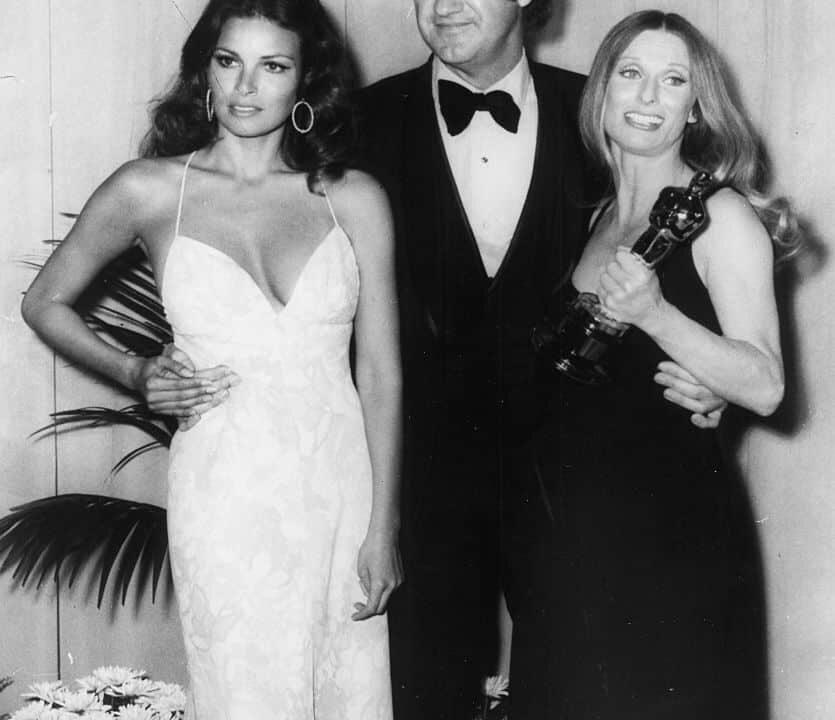 This original Oscars photo from 1972 is not edited. observe it closely..